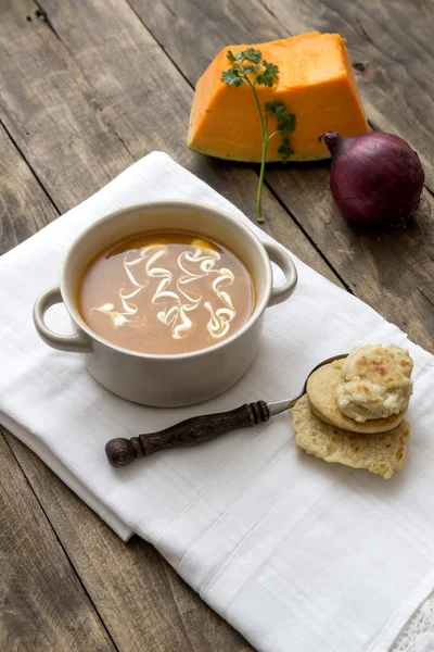 Bol de soupe de citrouille chaude à la crème — Photo