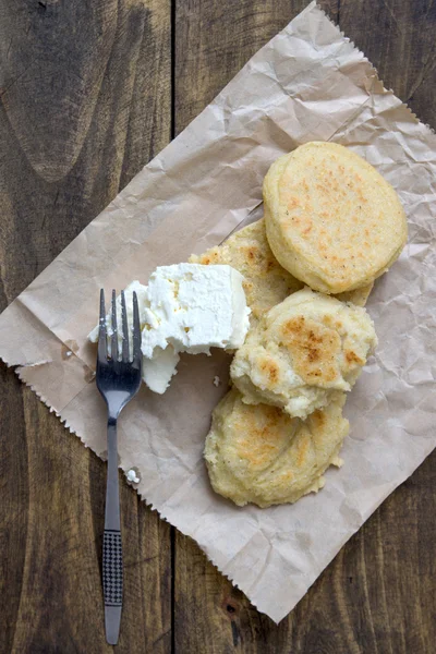 Freshly baked cornbread  and white  cheese — Stock Photo, Image