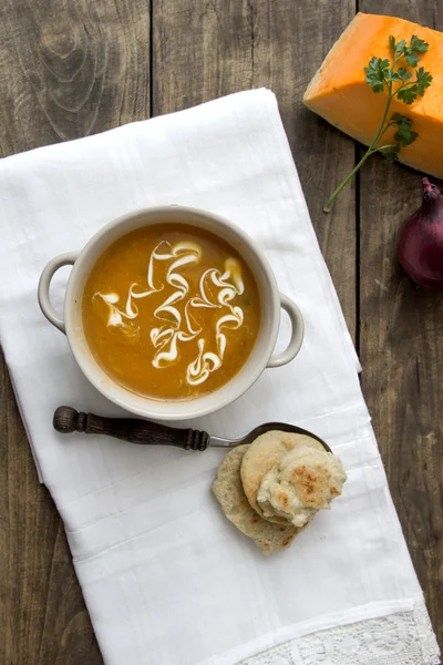 Schüssel heiße Kürbissuppe mit Sahne — Stockfoto