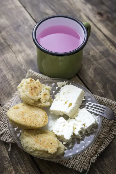 Φρεσκοψημένο ψωμί καλαμποκιού και λευκό τυρί — Φωτογραφία Αρχείου