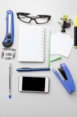 Farklı iş nesneleri ahşap masa.