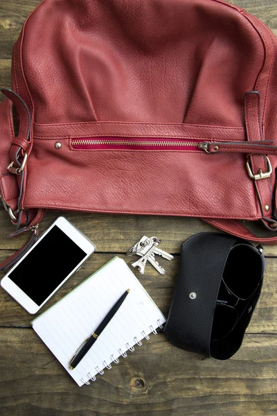 Žena tašku věcí, kabelka — Stock fotografie