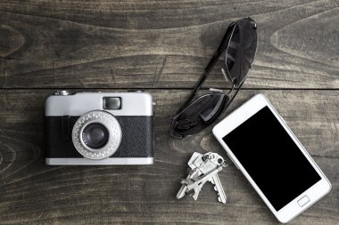 Retro kamera ve çeşitli kişisel eşyalar