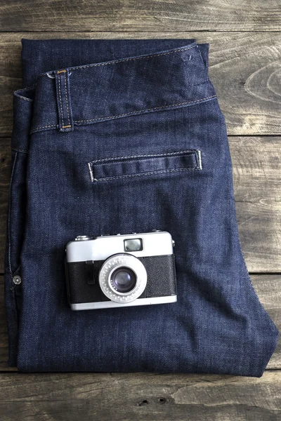 老式的牛仔裤，配上经典的相机的细节 — 图库照片
