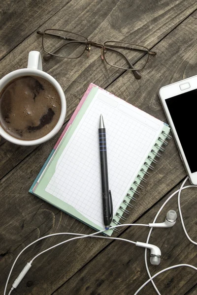 Caffè con notebook e telefono in bianco — Foto Stock