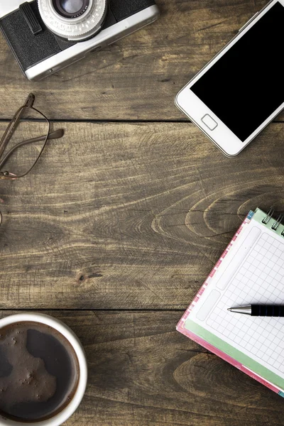 Caffè con notebook e telefono in bianco — Foto Stock