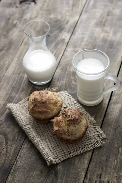 Friss házi kenyér és a tej — Stock Fotó