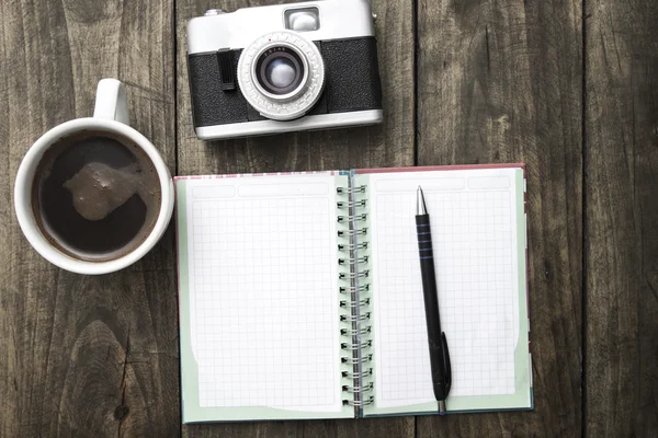 Fotocamera vintage, diario con padella e tazza di caffè pf — Foto Stock