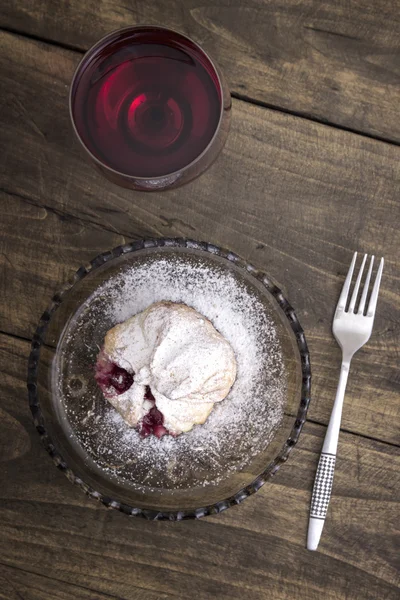 Delicioso strudel casero con vino tinto — Foto de Stock