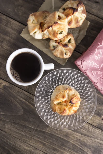 Delicioso strudel caseiro com café — Fotografia de Stock