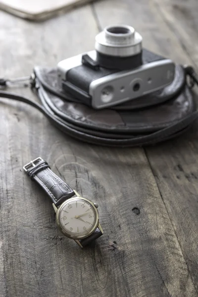 Retro camera on the table — Stock Photo, Image