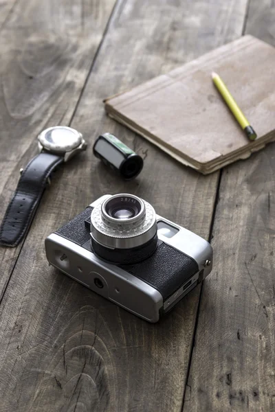 Retro camera op tafel — Stockfoto