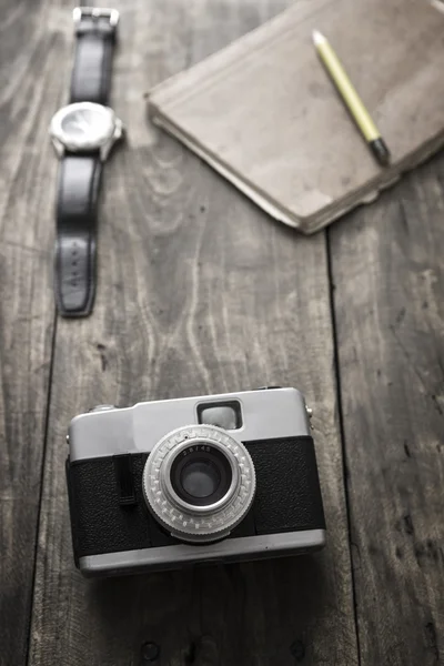 Retro camera op tafel — Stockfoto