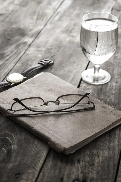 Concept d'écriture : verres, notes, verre d'eau — Photo