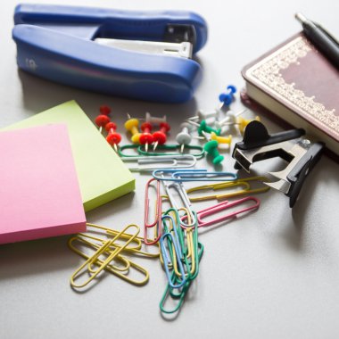 Farklı iş nesneleri ahşap masa. 