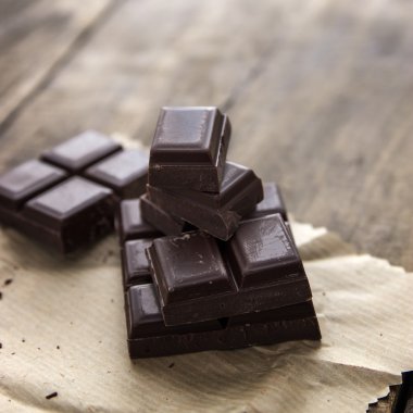 ahşap masa üzerindeki kırılmış çikolata bar.
