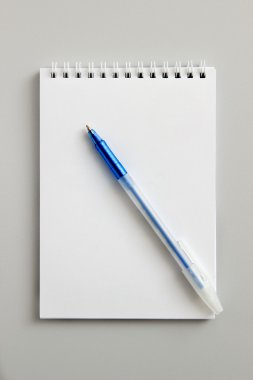 ofis ahşap masa üstünde kalem ile boş bir not defteri