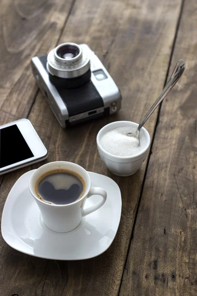 Taza de café con azúcar en la mesa de madera — Foto de Stock