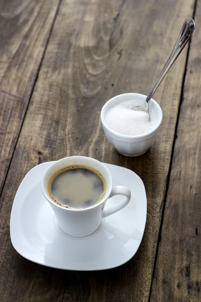 Xícara de café com açúcar na mesa de madeira — Fotografia de Stock