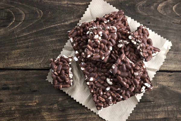 Шоколад з пухким рисовим батончиком на столі — стокове фото