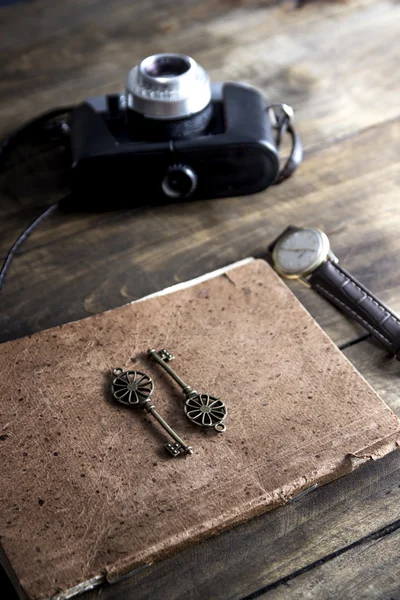 Oud boek en een messing toets op een vintage oppervlak — Stockfoto