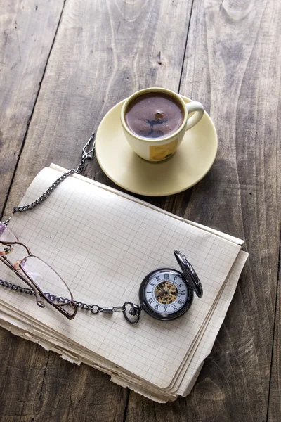 Orologio da tasca vintage con tazza di caffè sul vecchio libro — Foto Stock