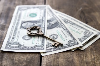 ABD Doları banknot üzerinde eski metal anahtar