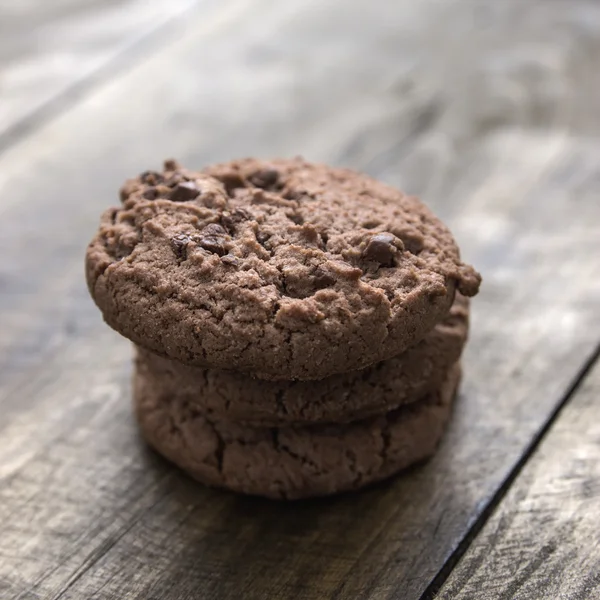 Chocolate chip cookies on wooden background — Stock Photo, Image