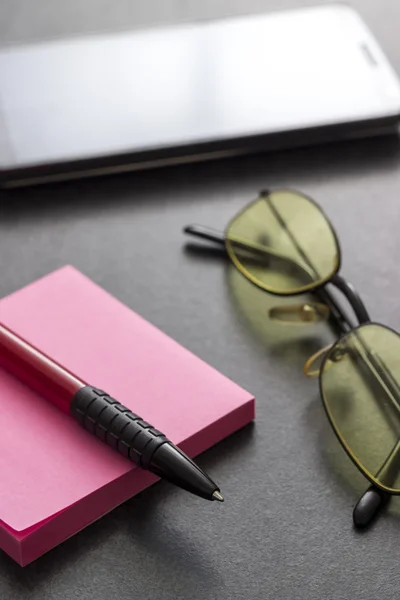 Заметка, ручка и очки — стоковое фото