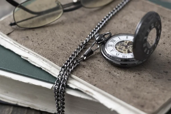 Starožitné kapesní hodinky, brýle a knihy — Stock fotografie