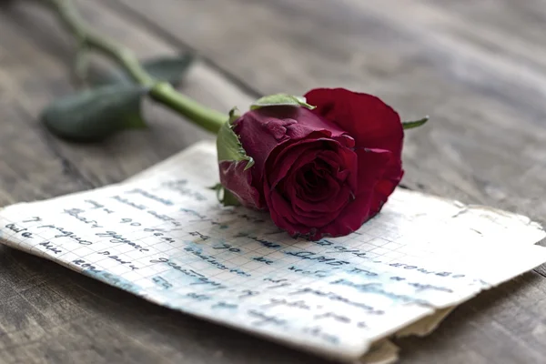 Carta de amor e rosa — Fotografia de Stock