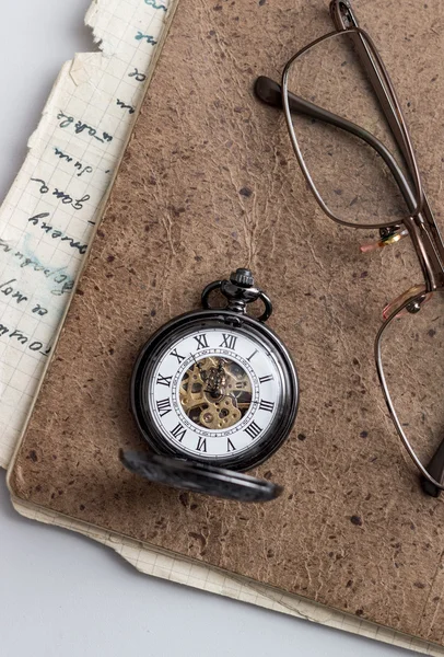 Óculos e caderno velho na mesa — Fotografia de Stock