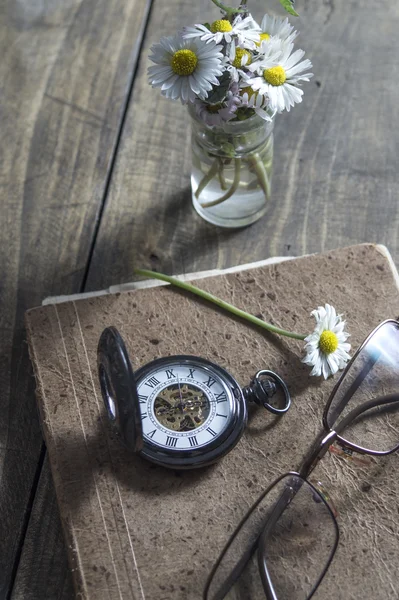 Oud boek en horloge — Stockfoto