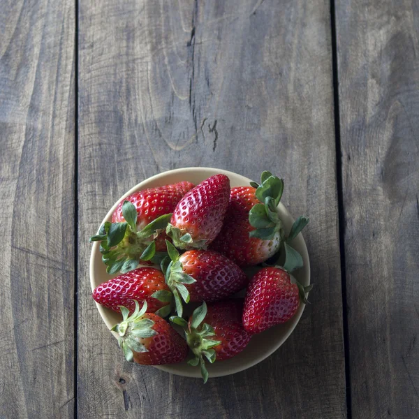 Maturi dolci fragole in piatto — Foto Stock