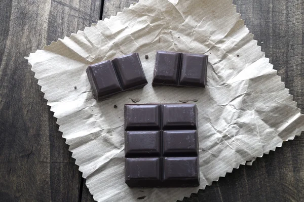 Chocolate escuro nobre em uma mesa de madeira — Fotografia de Stock