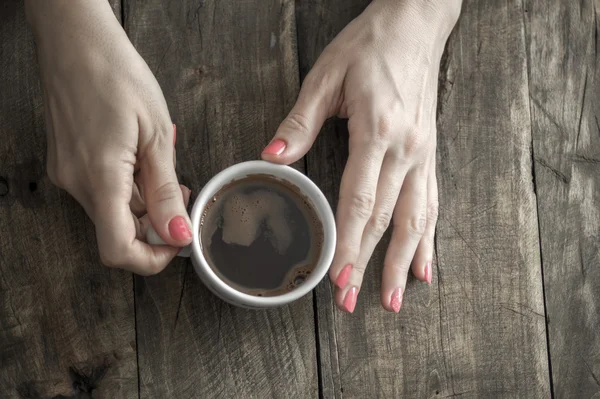 Чашка кави в руці — стокове фото
