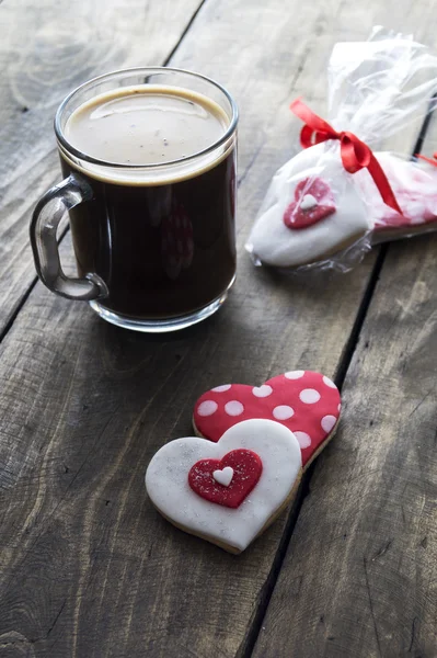 Pain d'épice coeur et café sur fond de bois rustique — Photo