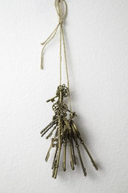 duvarda asılı anahtarlar demet 