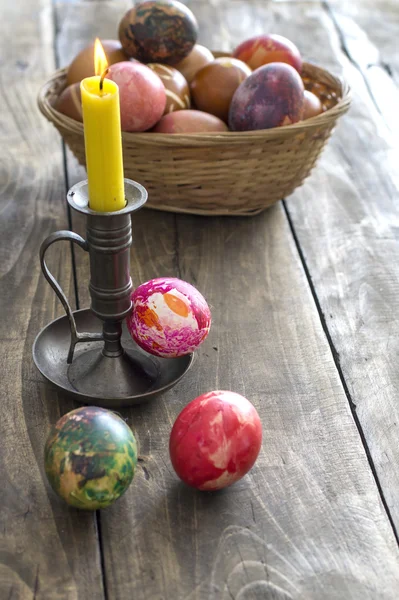 Vista de cerca de los huevos de Pascua y las velas — Foto de Stock