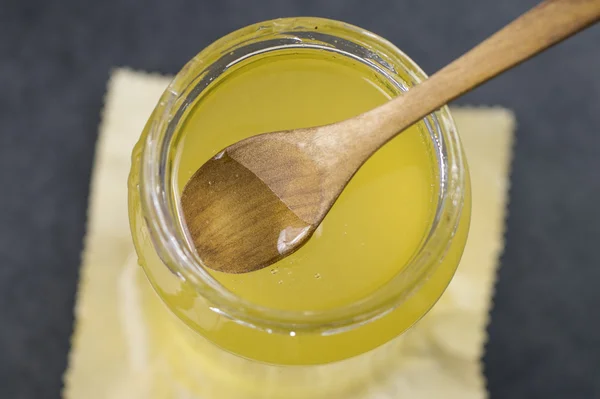 Tarro de vidrio de miel con cuchara de madera — Foto de Stock