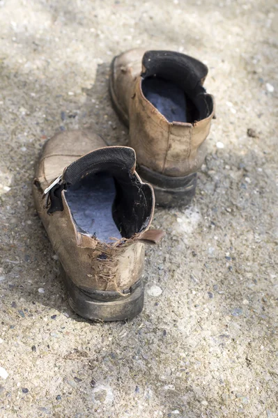 Verweerde vergeten schoenen — Stockfoto