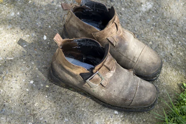 Verweerde vergeten schoenen — Stockfoto