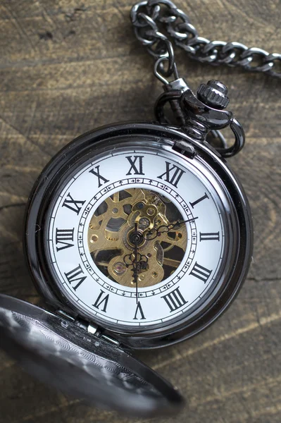 Orologio da tasca su sfondo rustico in legno — Foto Stock