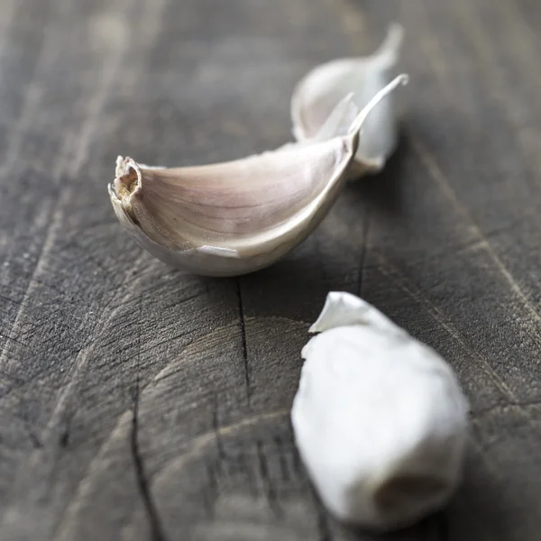 Garlic bulb on rustic wooden background — Stock Photo, Image