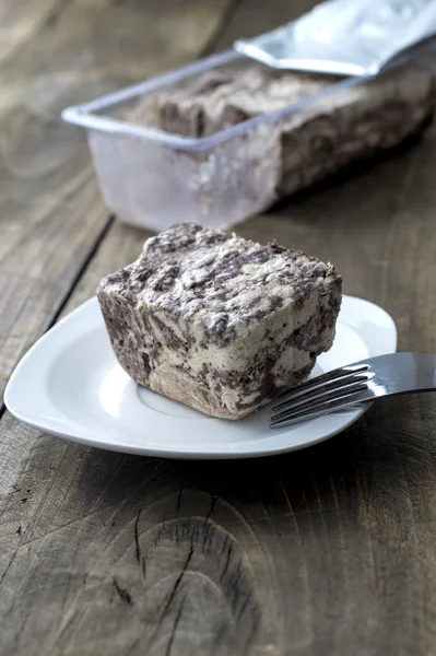 Halva met amandelen en rozijnen op plaat — Stockfoto