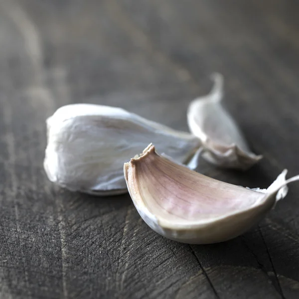 Garlic bulb on rustic wooden background — Stock Photo, Image