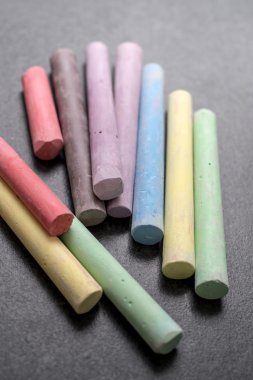 blackboard arka plan üzerinde renkli tebeşir