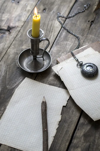 Bleistift mit Rinde auf altem Papier — Stockfoto