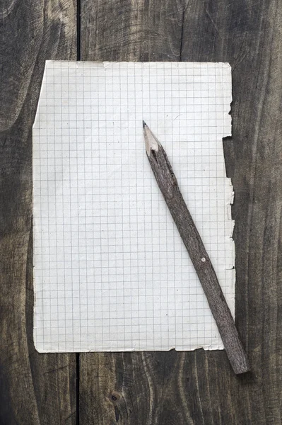 Crayon recouvert d'écorce sur vieux papier — Photo