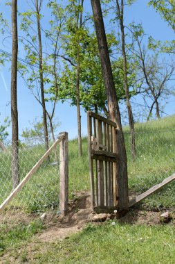 Köydeki eski ahşap çitler.